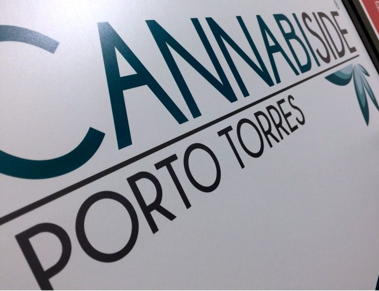 Adesivo con Rifinitura Opaca per il Franchising CannabiSide Porto Torres